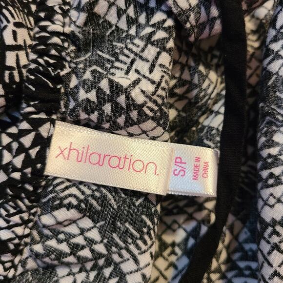 Xhilaration size small petite pocketed romper black and white print all over - Picture 4 of 8